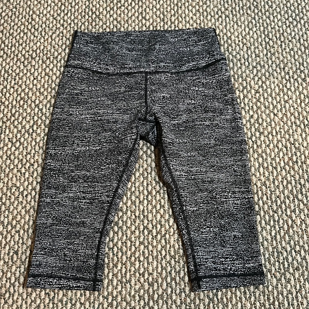 Lululemon Cropped Leggings {size: 12, color: black and white pattern}
